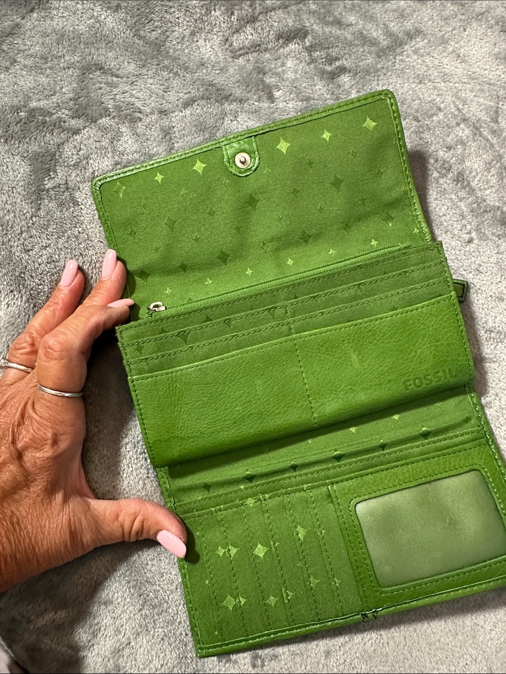 EUC Fossil Green Leather Trifold Wallet 💚 - Picture 8 of 13